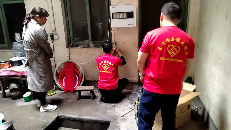 貝諾特“愛心傳遞 你我同行”公益活動，為李大爺免費捐贈MAX 2