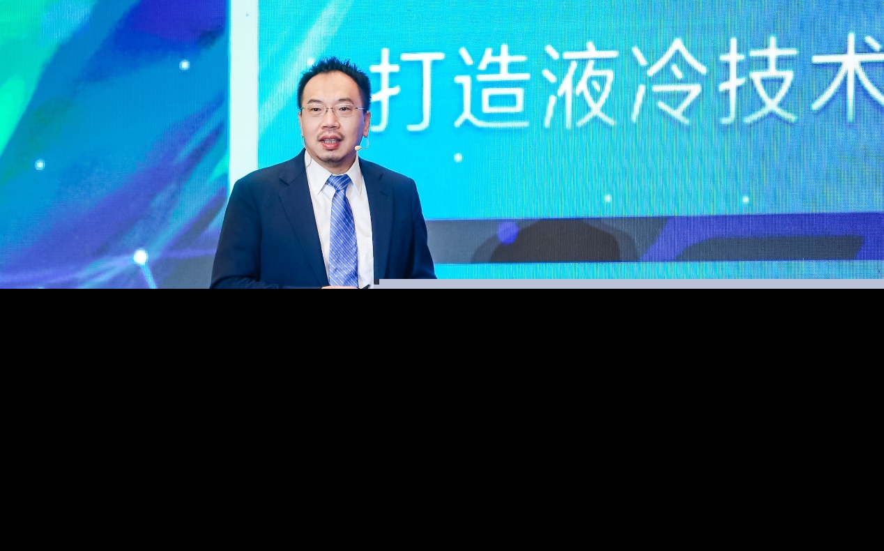 穿著西裝筆挺的男子與配字描述已自動(dòng)生成