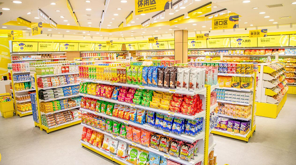零食很忙全國門店突破4000家，舉辦“零食狂歡節(jié)”，代言人張藝興現(xiàn)場互動