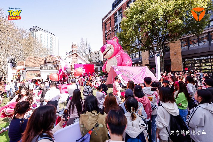 驚艷時(shí)裝周，hold住草莓熊！雅迪將時(shí)尚出行氣質(zhì)帶入一個(gè)新境界！