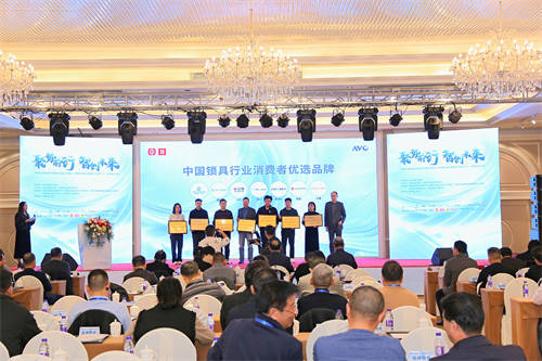 樂橙引領(lǐng)行業(yè)創(chuàng)新發(fā)展新風(fēng)向，一舉斬獲“中國智能鎖領(lǐng)軍品牌”等多項榮譽