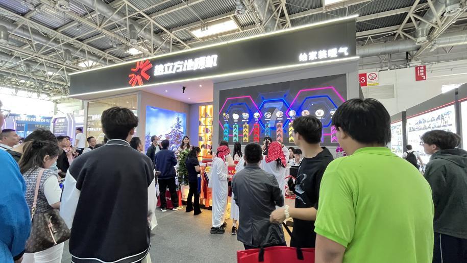 追光而上，聚勢謀遠 