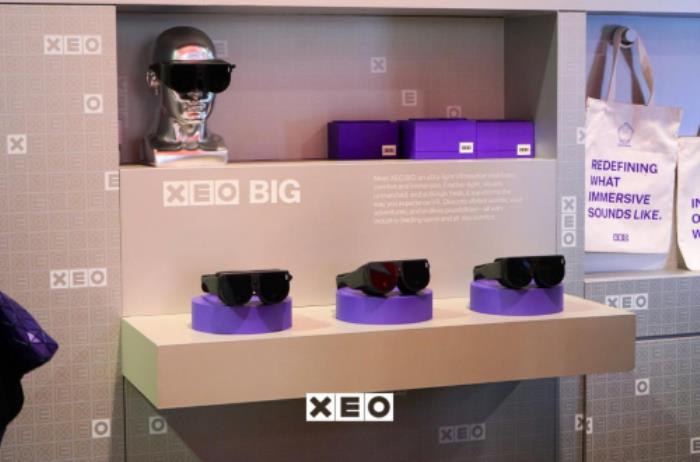 專注沉浸式娛樂設(shè)備的品牌 XEO 亮相 2025 CES，帶來8K超輕頭顯和沉浸聲娛樂座艙