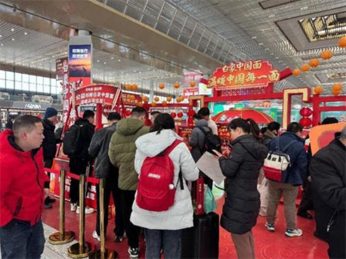 白象溫暖驛站現(xiàn)身古城南京，返鄉(xiāng)國(guó)人感受濃濃年味