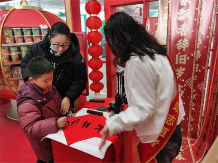 白象溫暖驛站現(xiàn)身古城南京，返鄉(xiāng)國(guó)人感受濃濃年味