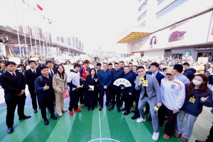 足壇傳奇歐文空降和成天下高端文化館！現(xiàn)場送出簽名款和成天下&紫禁城聯(lián)名【春節(jié)限定禮盒】