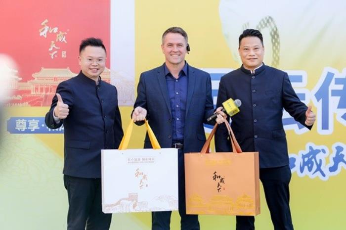 足壇傳奇歐文空降和成天下高端文化館！現(xiàn)場送出簽名款和成天下&紫禁城聯(lián)名【春節(jié)限定禮盒】