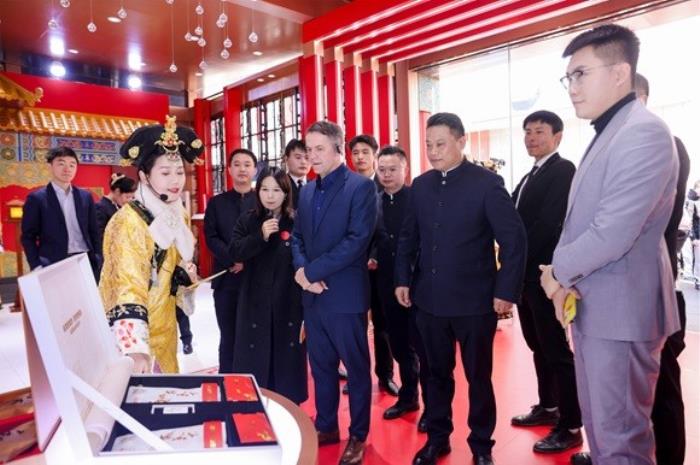 足壇傳奇歐文空降和成天下高端文化館！現(xiàn)場送出簽名款和成天下&紫禁城聯(lián)名【春節(jié)限定禮盒】