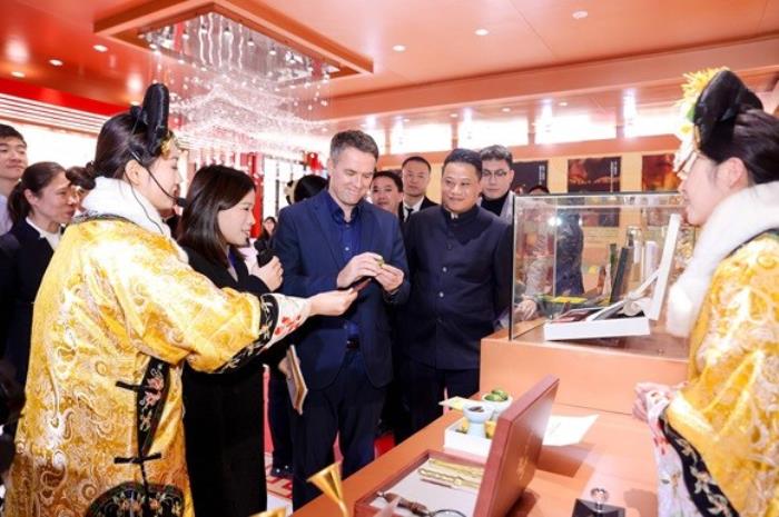 足壇傳奇歐文空降和成天下高端文化館！現(xiàn)場送出簽名款和成天下&紫禁城聯(lián)名【春節(jié)限定禮盒】