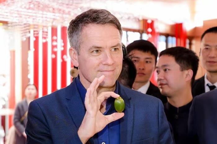 足壇傳奇歐文空降和成天下高端文化館！現(xiàn)場送出簽名款和成天下&紫禁城聯(lián)名【春節(jié)限定禮盒】
