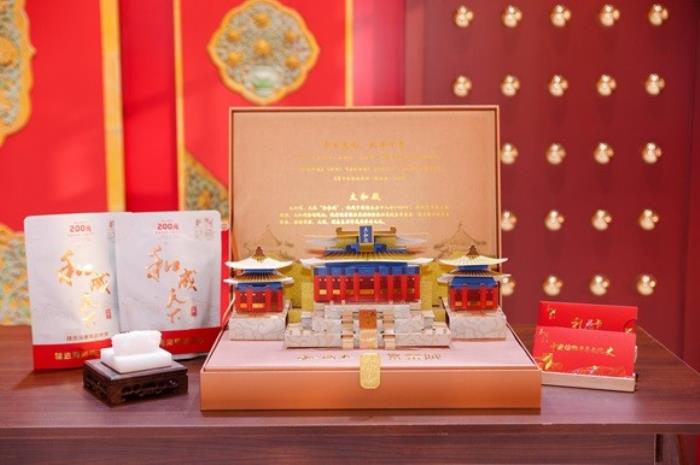 足壇傳奇歐文空降和成天下高端文化館！現(xiàn)場送出簽名款和成天下&紫禁城聯(lián)名【春節(jié)限定禮盒】
