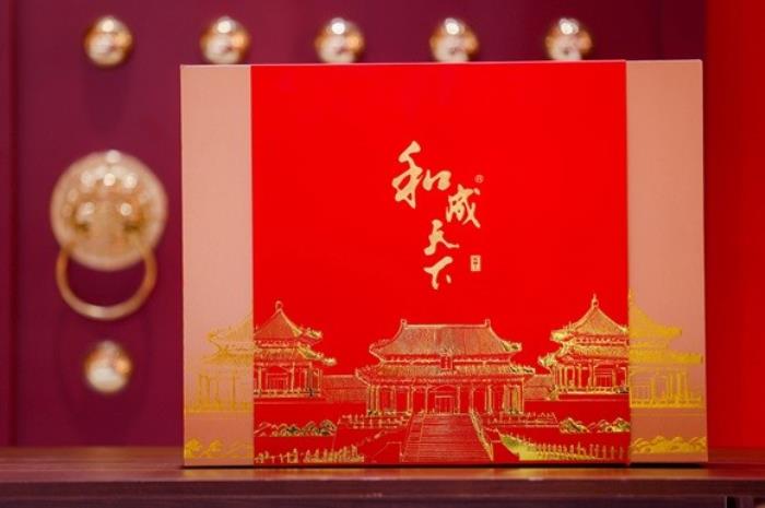 足壇傳奇歐文空降和成天下高端文化館！現(xiàn)場送出簽名款和成天下&紫禁城聯(lián)名【春節(jié)限定禮盒】