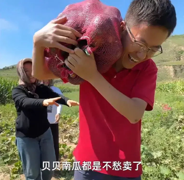 抖音電商“同行者”用倫敦腔推介土特產(chǎn)，一條視頻賣出10萬多斤貝貝南瓜
