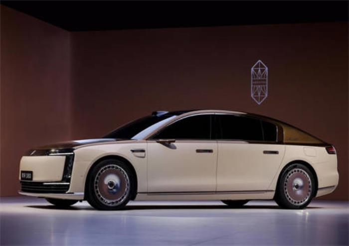 尊界S800閃耀蛇年春晚，助力中國汽車品牌攀登價(jià)值新高峰