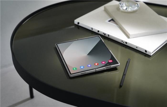 折疊創(chuàng)新+AI覺(jué)醒 三星Galaxy Z Fold6書(shū)寫(xiě)未來(lái)辦公圖景