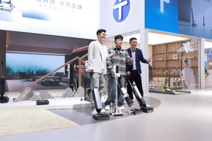 添可品牌大使陳赫現(xiàn)身AWE2025展區(qū)，實(shí)力種草芙萬洗地機(jī)，直呼