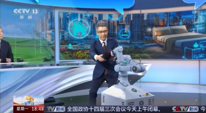 云跡科技復合多態(tài)機器人亮相央視新聞頻道 服務智能體展現(xiàn)智能生活新圖景