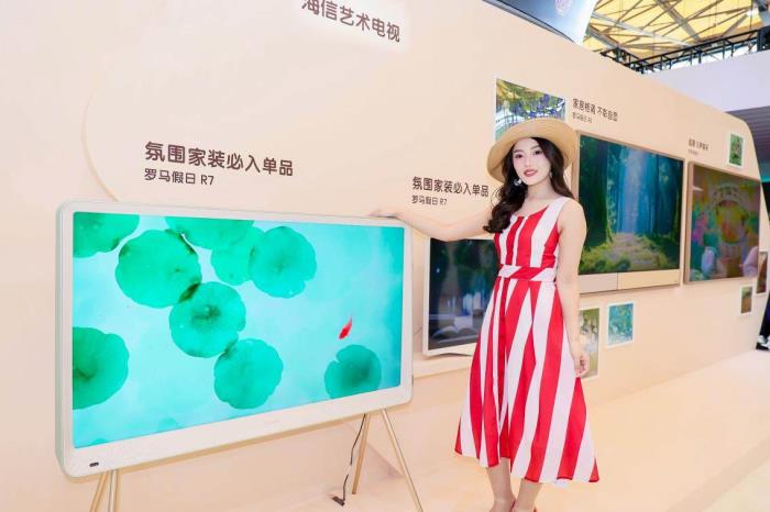 海信藝術(shù)電視羅馬假日系列亮相AWE：一面屏定義“家居美學新符號”