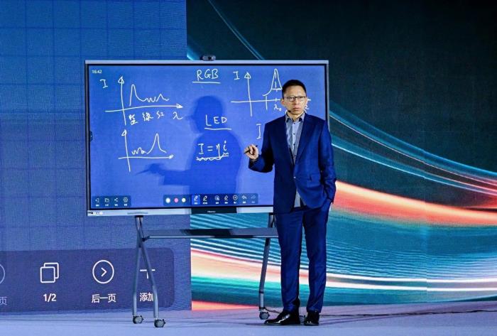 客廳WALL時(shí)代必修課！張朝陽AWE解讀海信RGB-Mini LED技術(shù)革命