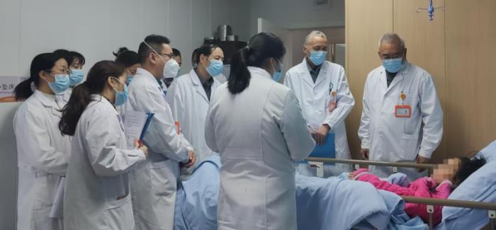 知名中醫(yī)專家張宗見(jiàn)教授赴盈康一生重慶華健友方醫(yī)院開展大型惠民義診暨學(xué)術(shù)交流活動(dòng)