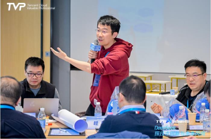 探秘 DeepSeek 落地進展，騰訊云攜手業(yè)界專家共話 AI 生產(chǎn)力