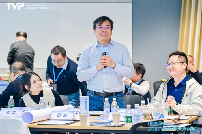 探秘 DeepSeek 落地進展，騰訊云攜手業(yè)界專家共話 AI 生產(chǎn)力