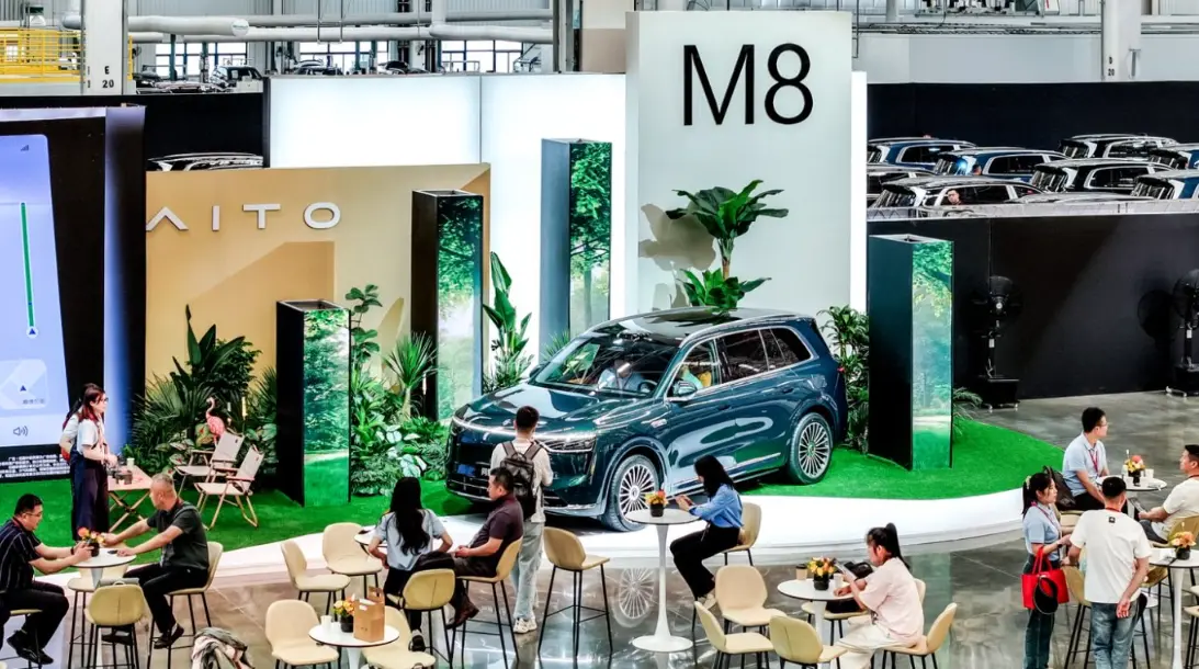 百組車主齊聚問界M8交付現(xiàn)場，中國智造加速度驚爆同行