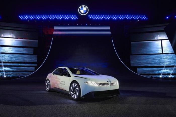 唯有掌控，方有駕趣：BMW新世代駕趣概念車首次亮相上海，亮劍電動(dòng)時(shí)代巔峰掌控力