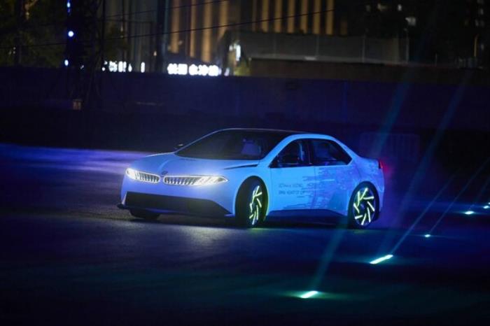 唯有掌控，方有駕趣：BMW新世代駕趣概念車首次亮相上海，亮劍電動(dòng)時(shí)代巔峰掌控力