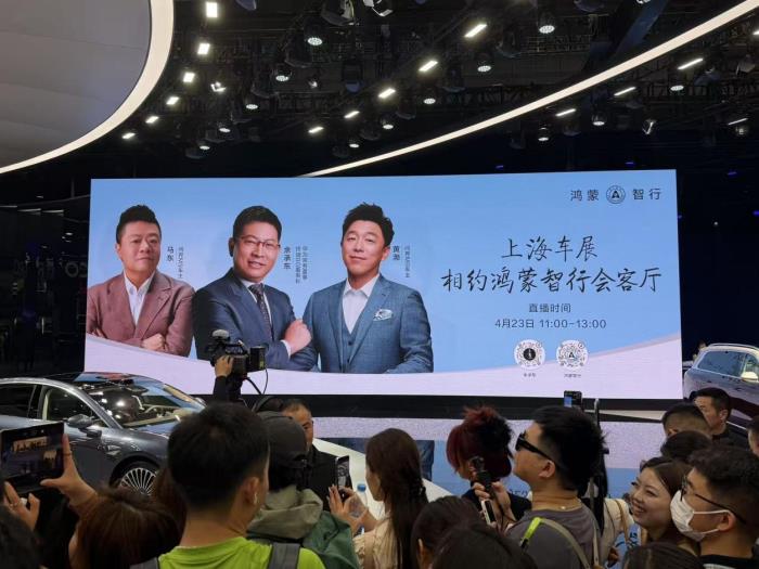 銷量冠軍問界M9亮相上海車展成C位，真實(shí)車主親證安全與豪華