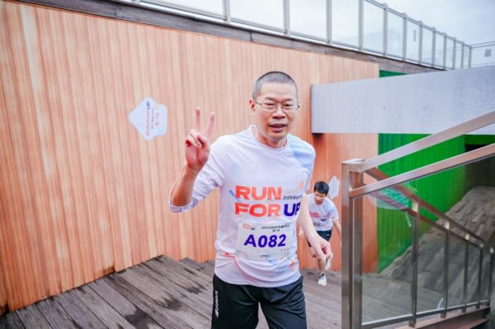 從17歲到59歲！萬物梁行2025垂直馬拉松嘉年華廈門站火熱開跑