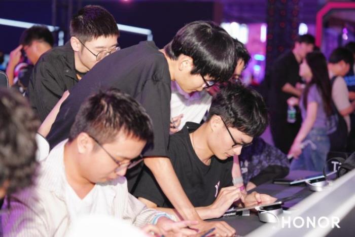 榮耀平板GT亮相上海追夢駭客超感玩家盛典，極致電競平板性能引玩家體驗
