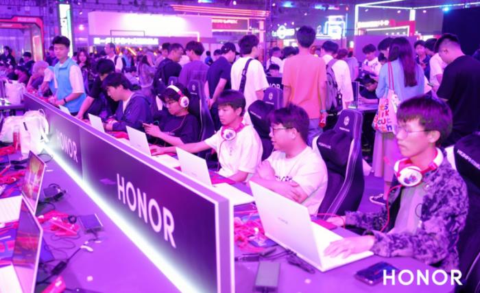 榮耀HUNTER游戲本亮相DreamHack嘉年華 靜音高性能引游戲用戶爭相體驗(yàn)