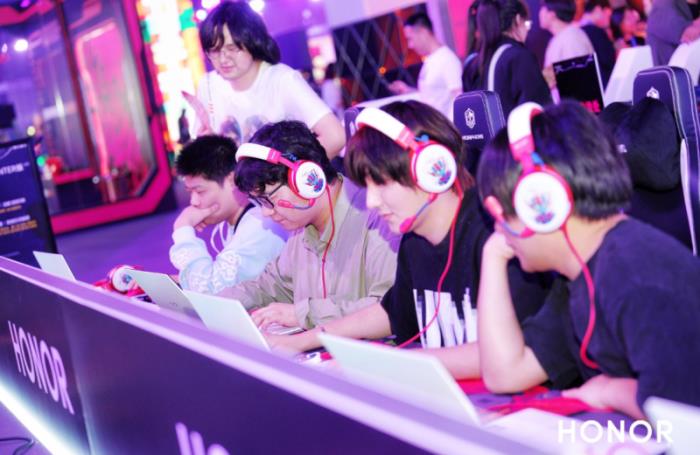 榮耀HUNTER游戲本亮相DreamHack嘉年華 靜音高性能引游戲用戶爭相體驗(yàn)