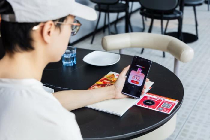 “碰一下”點餐、“碰一下”抽獎，必勝客新玩法引年輕人瘋打卡