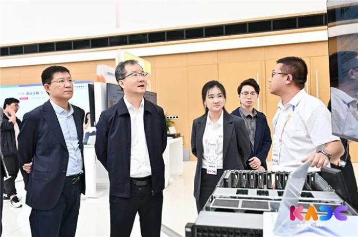 鯤鵬昇騰開發(fā)者大會2025：華鯤振宇A(yù)I全棧能力構(gòu)建AI開發(fā)新范式