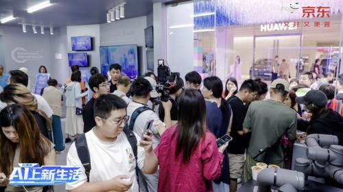 賽博朋克現(xiàn)場！京東MALL北京雙井店開業(yè)首位機(jī)器人coser“出道”