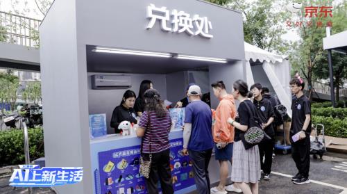 賽博朋克現(xiàn)場！京東MALL北京雙井店開業(yè)首位機(jī)器人coser“出道”