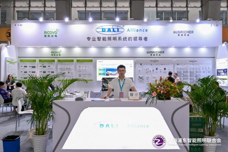 2025 廣州建博會盛大啟幕，上海浦東智能照明聯(lián)合會攜手共筑智能照明新輝煌